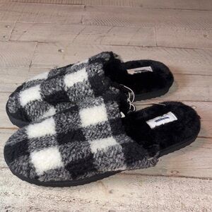 Old Navy Black Fuzzy Slippers Size 8